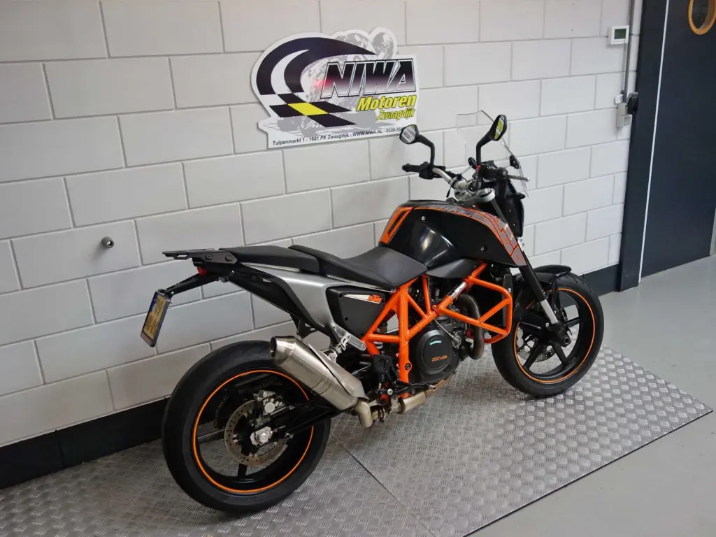 Gebruikte KTM 690 naked bike met 690cc motor uit 2012 bij NIWA Motoren