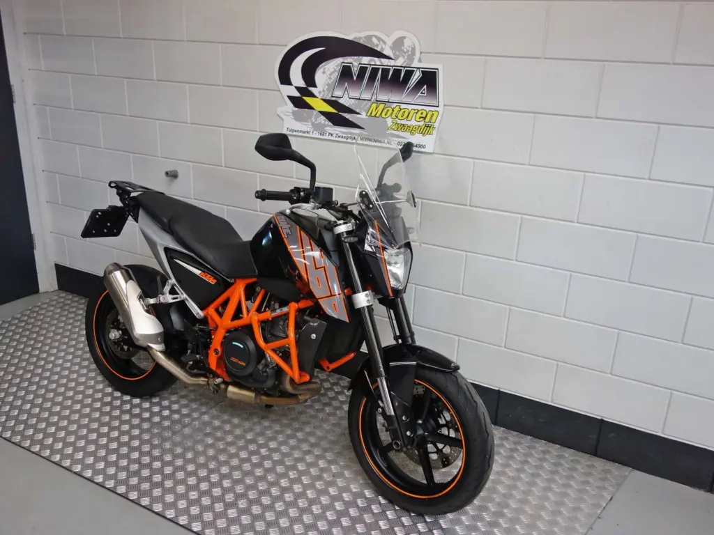 Gebruikte KTM 690 naked bike met 690cc motor uit 2012 bij NIWA Motoren