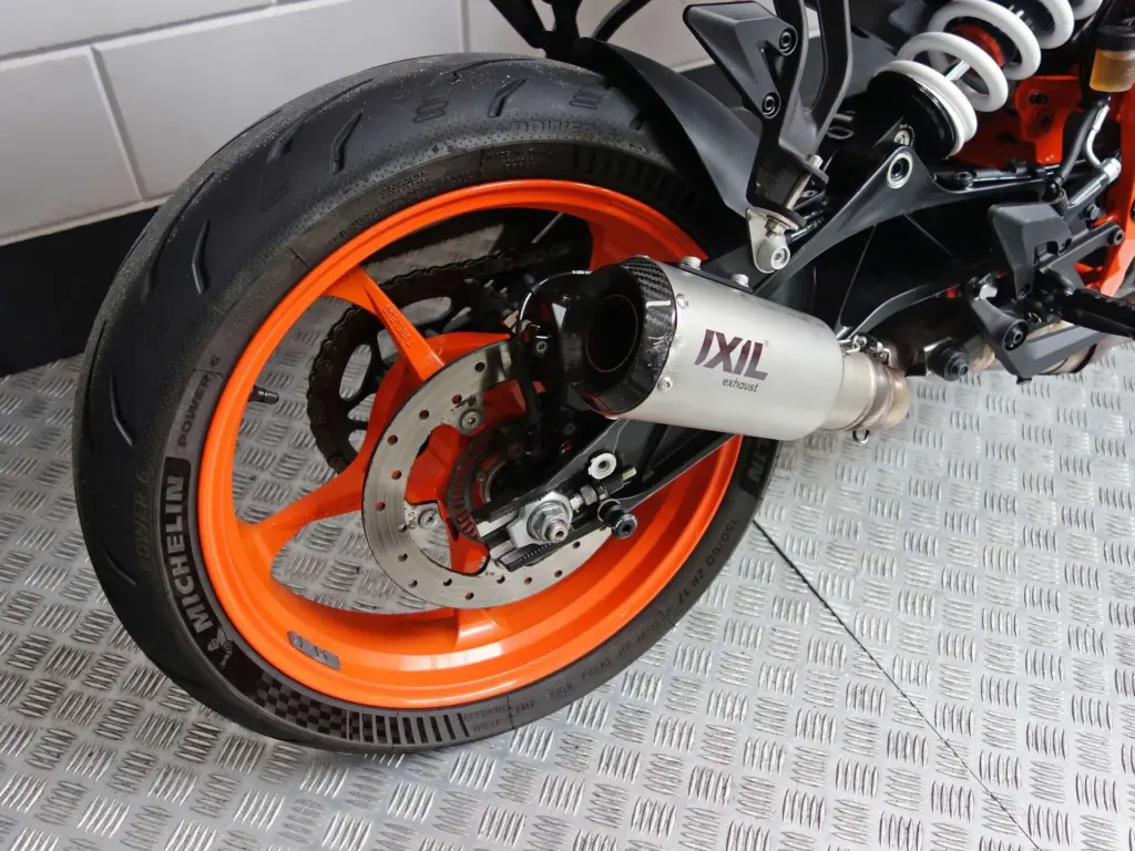 Gebruikte KTM 390 naked bike met 399cc motor uit 2024 bij NIWA Motoren