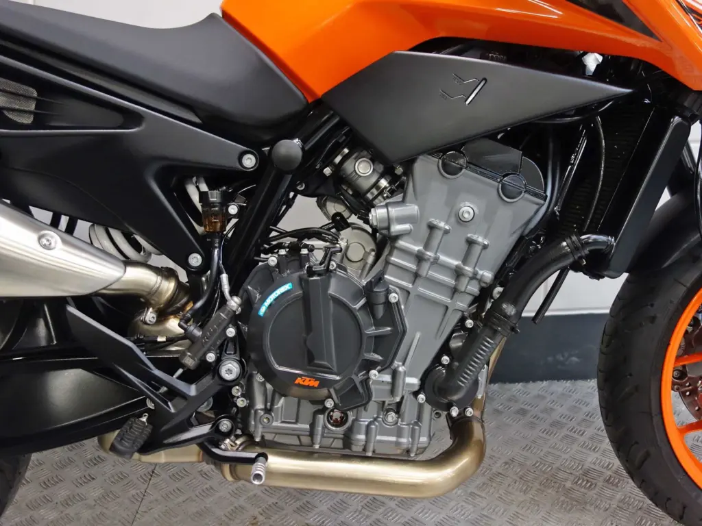 Gebruikte KTM 790 Duke naked bike met 799cc motor uit 2021 bij NIWA Motoren