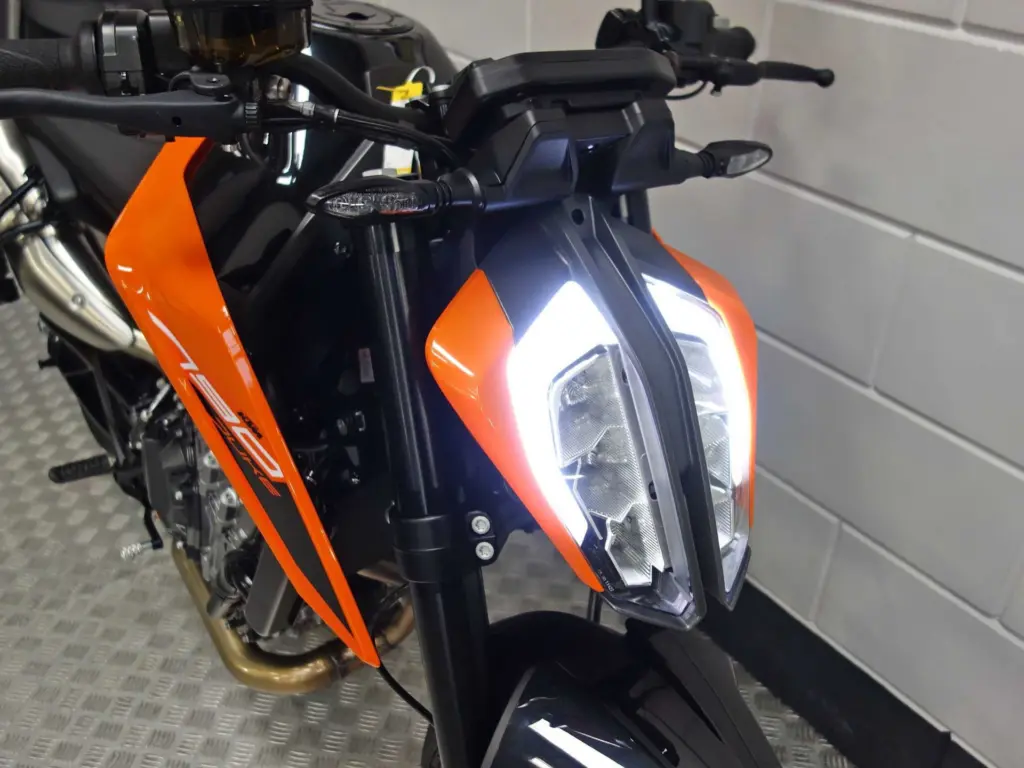 Gebruikte KTM 790 Duke naked bike met 799cc motor uit 2021 bij NIWA Motoren