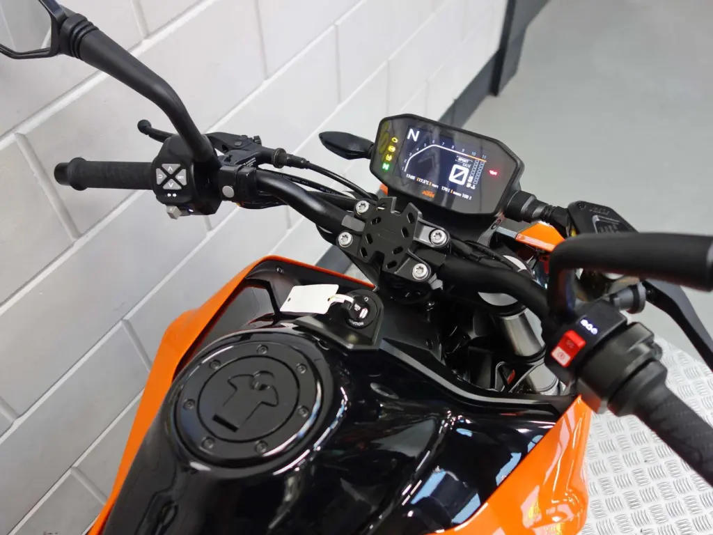 Gebruikte KTM 790 Duke naked bike met 799cc motor uit 2021 bij NIWA Motoren