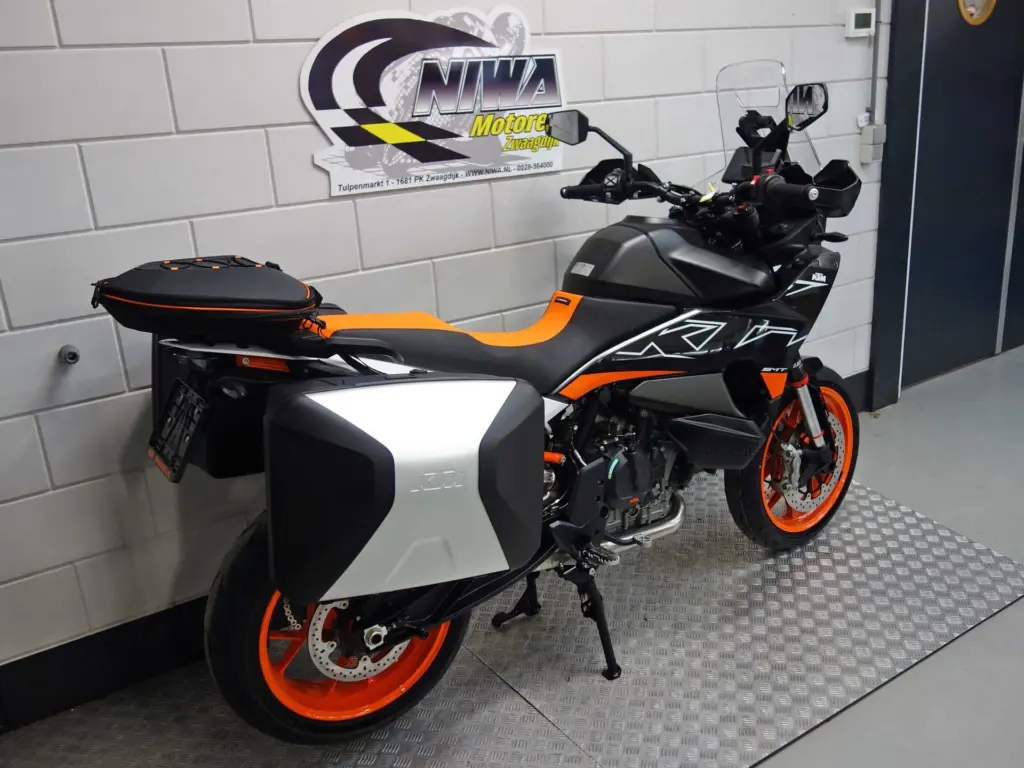 Nieuwe KTM 890 supermotard met 889cc motor uit 2026 bij NIWA Motoren