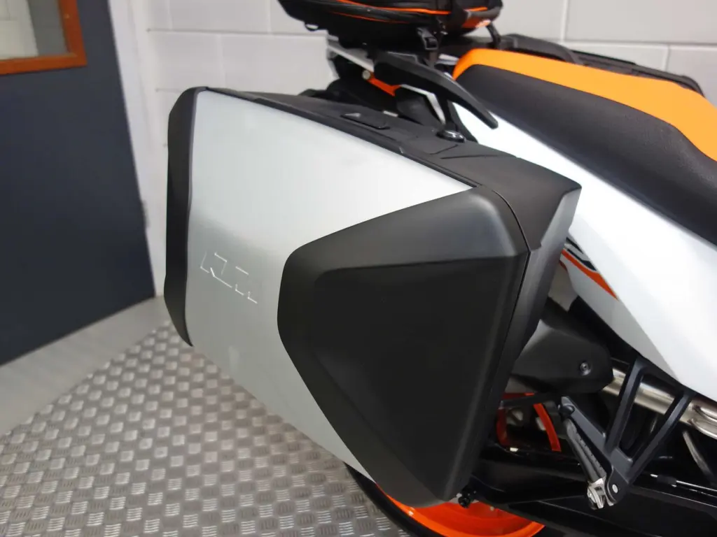 Nieuwe KTM 890 supermotard met 889cc motor uit 2026 bij NIWA Motoren