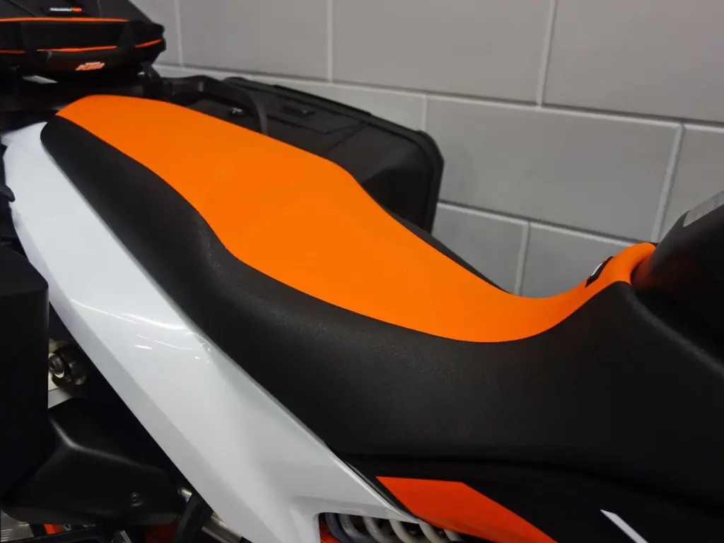 Nieuwe KTM 890 supermotard met 889cc motor uit 2026 bij NIWA Motoren