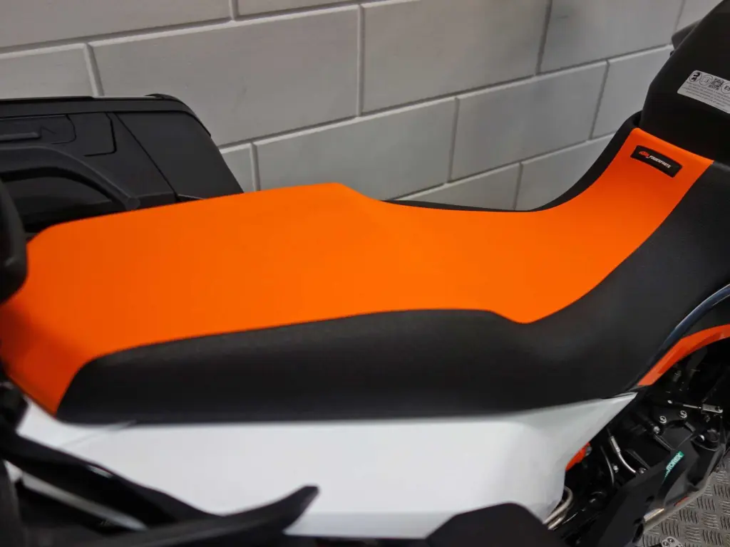 Nieuwe KTM 890 supermotard met 889cc motor uit 2026 bij NIWA Motoren