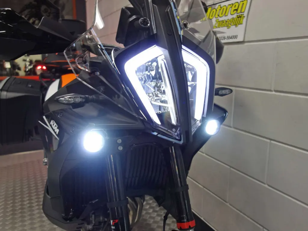 Nieuwe KTM 890 supermotard met 889cc motor uit 2026 bij NIWA Motoren