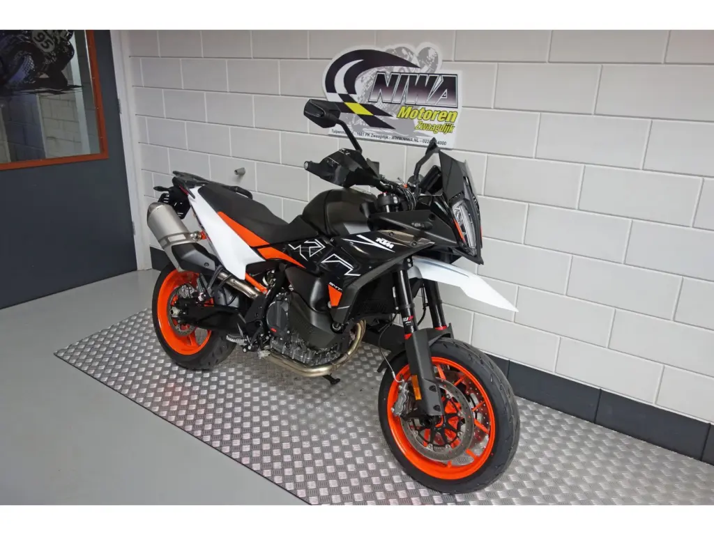 Nieuwe KTM 890 supermotard met 889cc motor uit 2026 bij NIWA Motoren