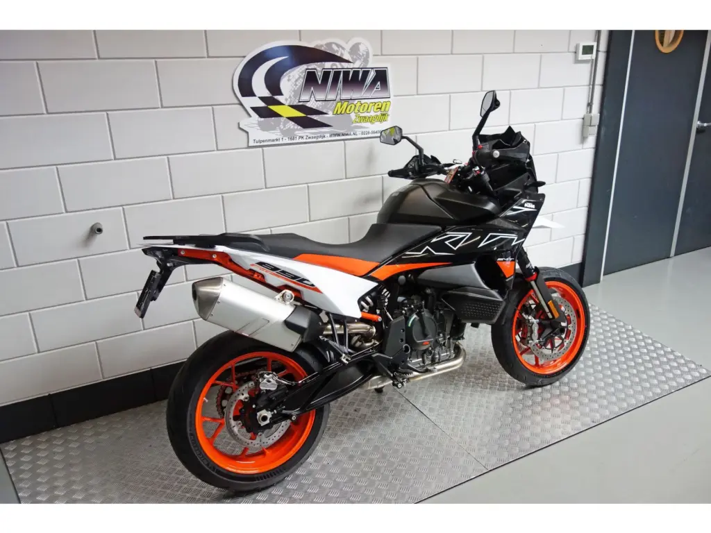 Nieuwe KTM 890 supermotard met 889cc motor uit 2026 bij NIWA Motoren
