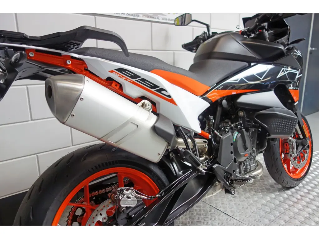 Nieuwe KTM 890 supermotard met 889cc motor uit 2026 bij NIWA Motoren