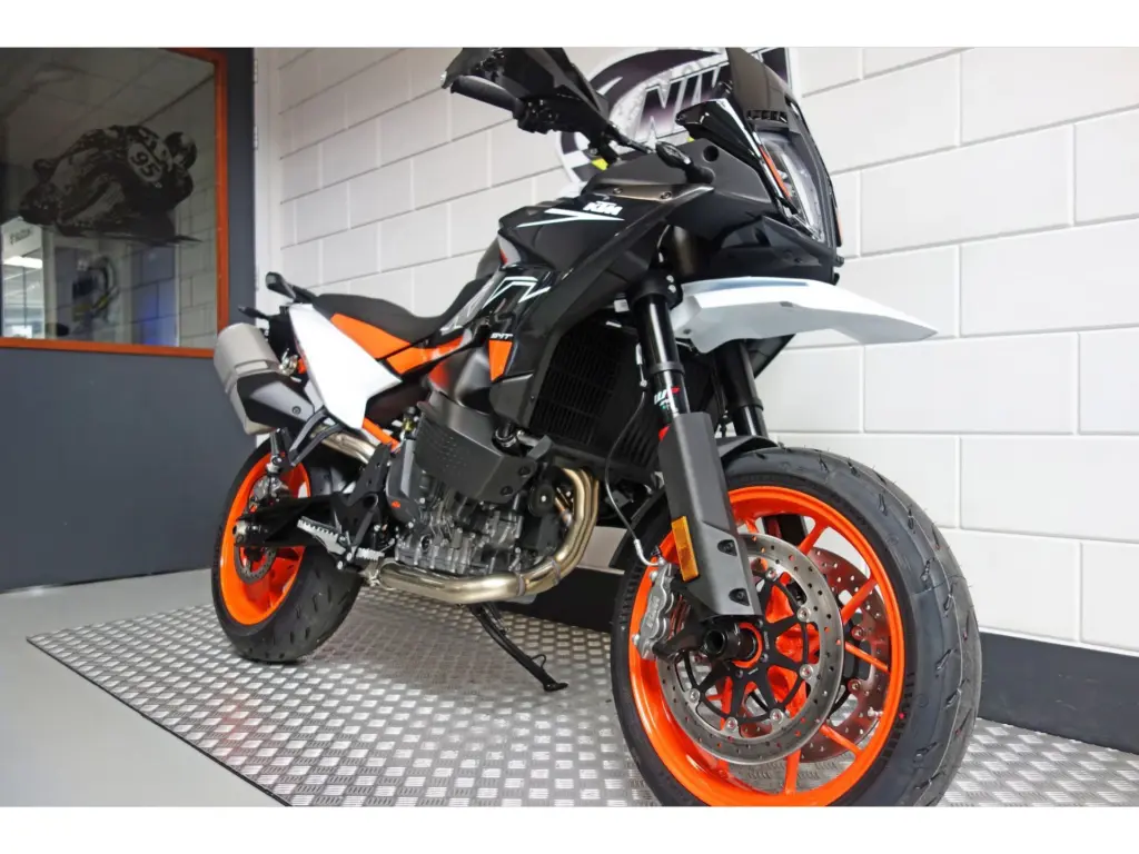 Nieuwe KTM 890 supermotard met 889cc motor uit 2026 bij NIWA Motoren