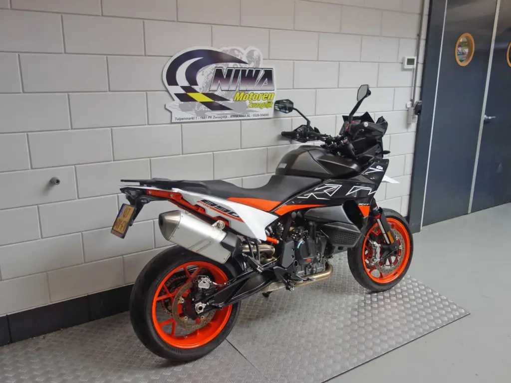 Gebruikte KTM 890 supermotard met 889cc motor uit 2024 bij NIWA Motoren