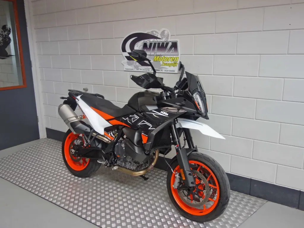 Gebruikte KTM 890 supermotard met 889cc motor uit 2024 bij NIWA Motoren