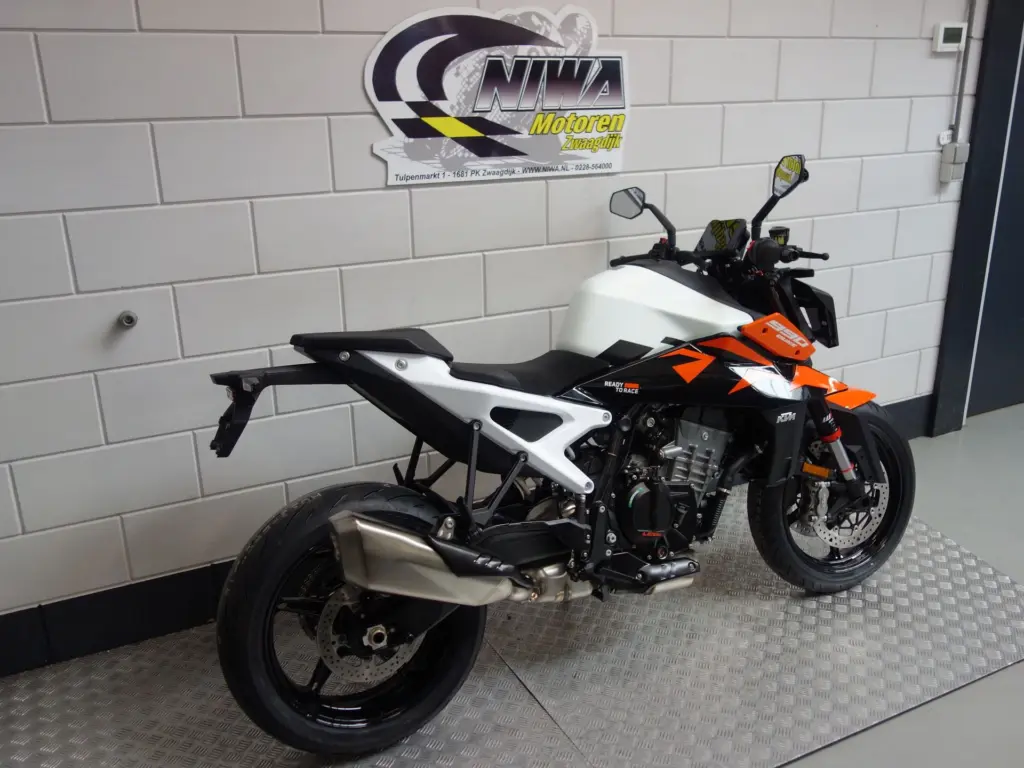 Gebruikte KTM 990 naked bike met 947cc motor uit 2026 bij NIWA Motoren