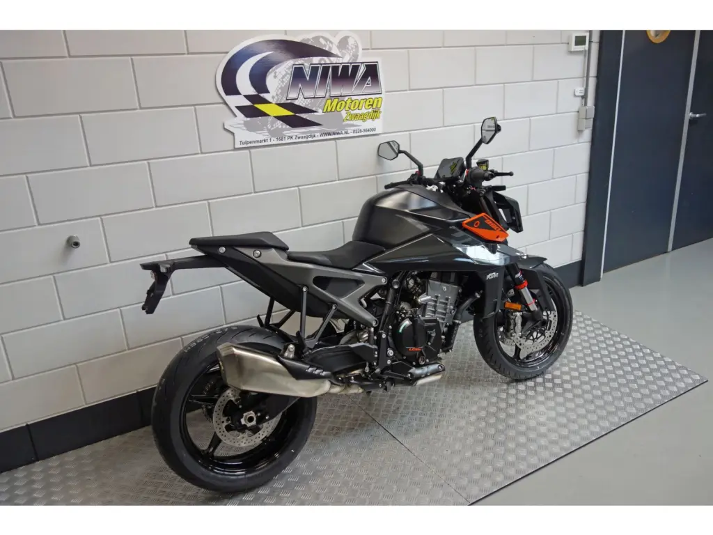 Gebruikte KTM 990 naked bike met 947cc motor uit 2025 bij NIWA Motoren