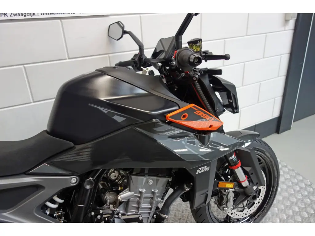 Gebruikte KTM 990 naked bike met 947cc motor uit 2025 bij NIWA Motoren