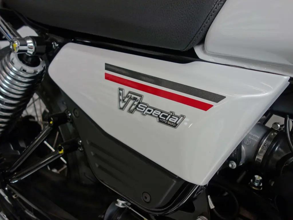 Nieuwe Moto Guzzi V7 tour met 853cc motor uit 2026 bij NIWA Motoren