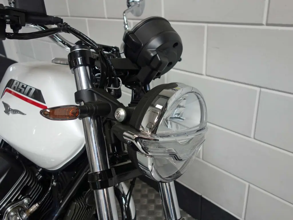 Nieuwe Moto Guzzi V7 tour met 853cc motor uit 2026 bij NIWA Motoren