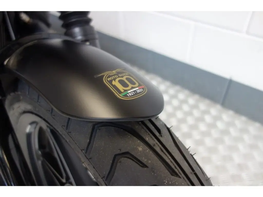 Nieuwe Moto Guzzi V7 tour met 744cc motor uit 2026 bij NIWA Motoren