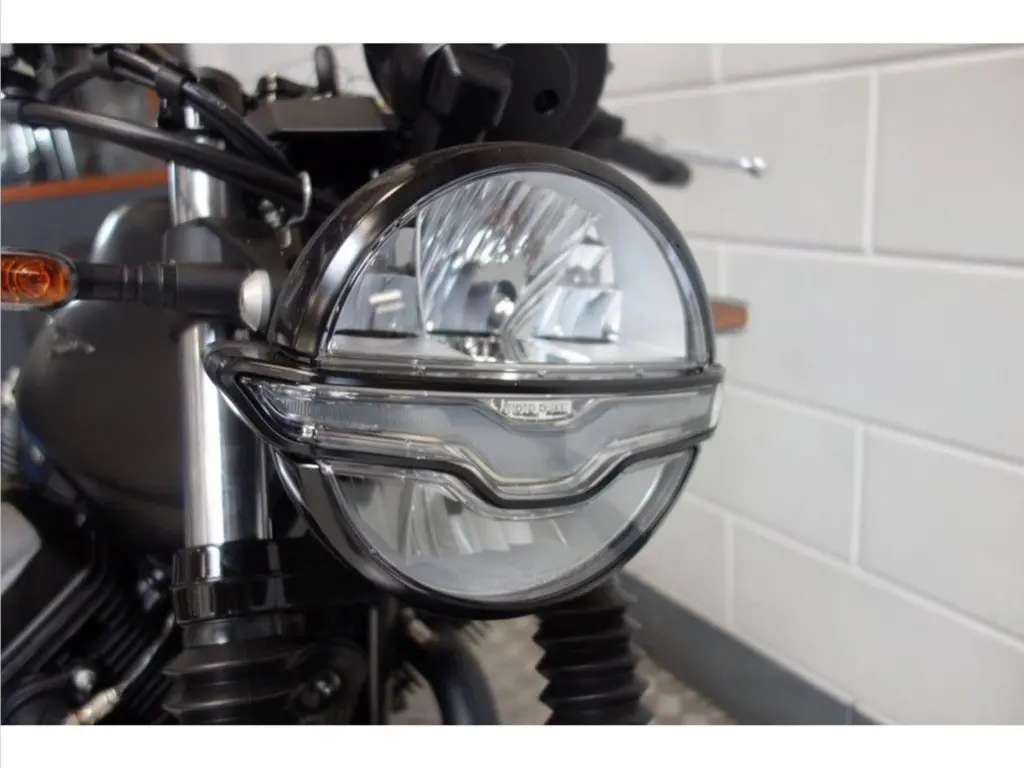 Nieuwe Moto Guzzi V7 tour met 744cc motor uit 2026 bij NIWA Motoren