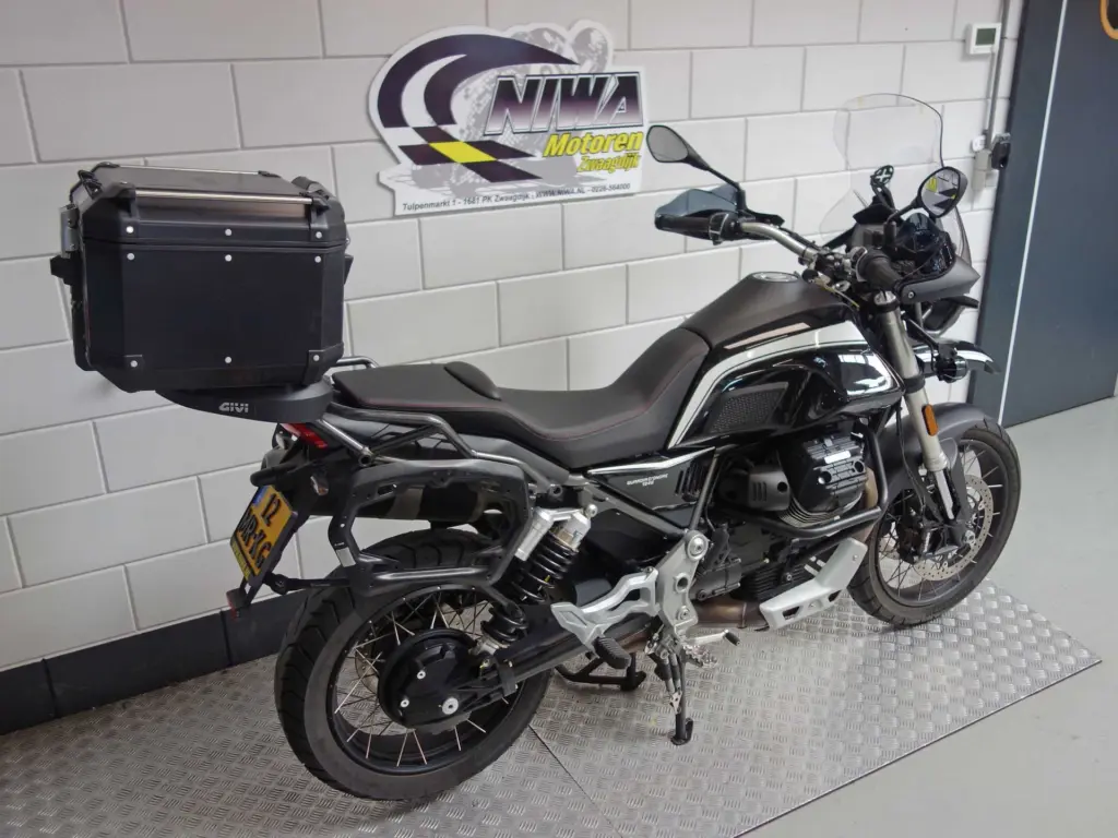 Gebruikte Moto Guzzi V85 tour met 853cc motor uit 2022 bij NIWA Motoren