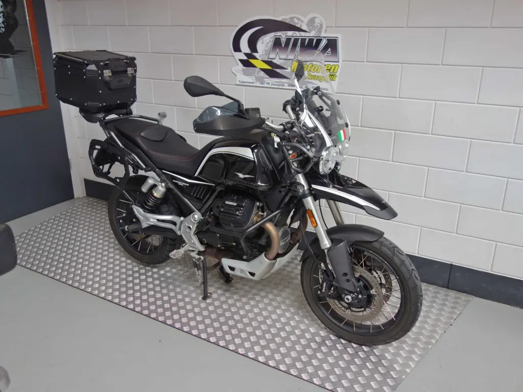 Gebruikte Moto Guzzi V85 tour met 853cc motor uit 2022 bij NIWA Motoren