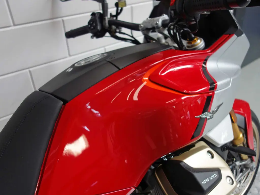 Nieuwe Moto Guzzi V100 tour met cc motor uit 2026 bij NIWA Motoren