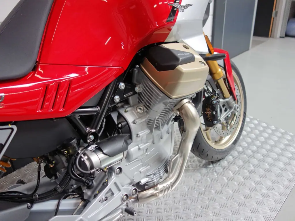 Nieuwe Moto Guzzi V100 tour met cc motor uit 2026 bij NIWA Motoren
