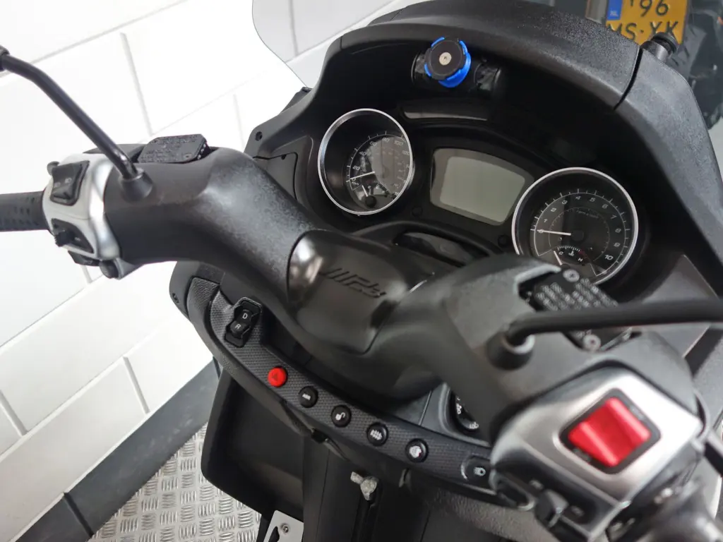 Gebruikte Piaggio MP3 motorscooter met 493cc motor uit 2021 bij NIWA Motoren