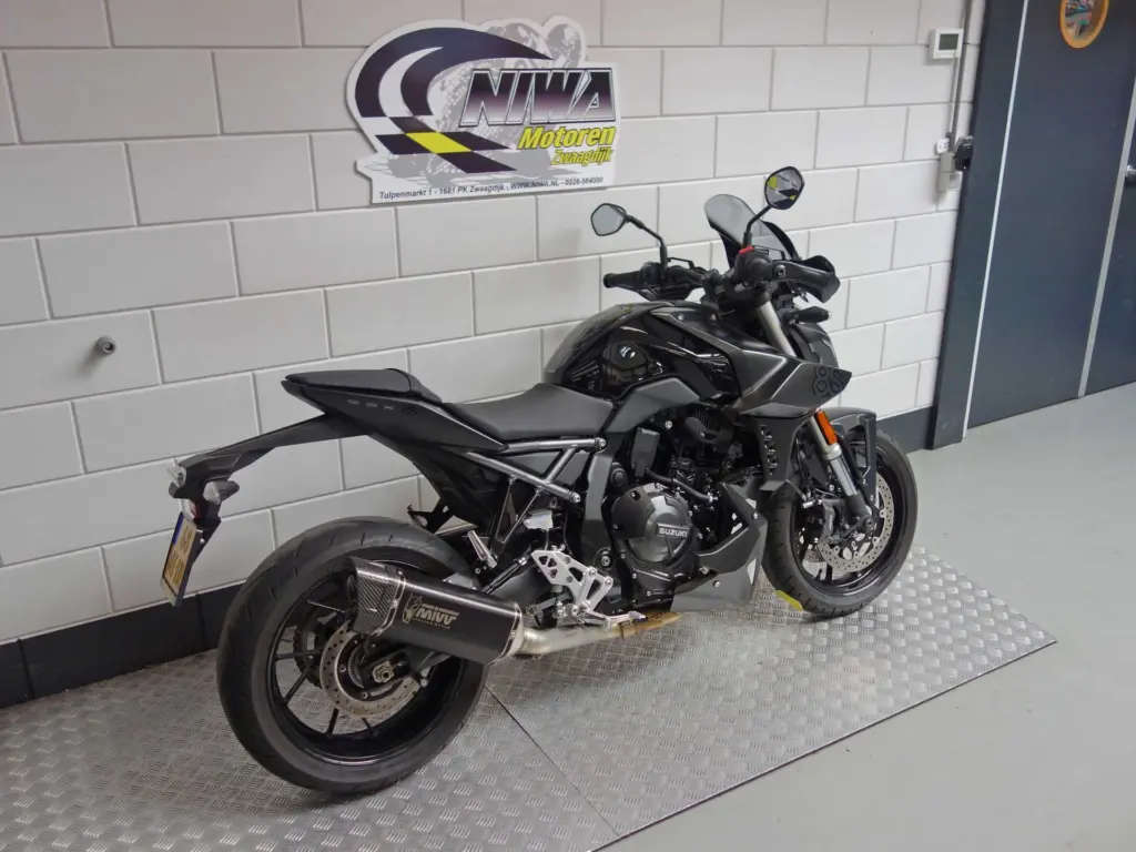 Gebruikte Suzuki GSX naked bike met 776cc motor uit 2023 bij NIWA Motoren