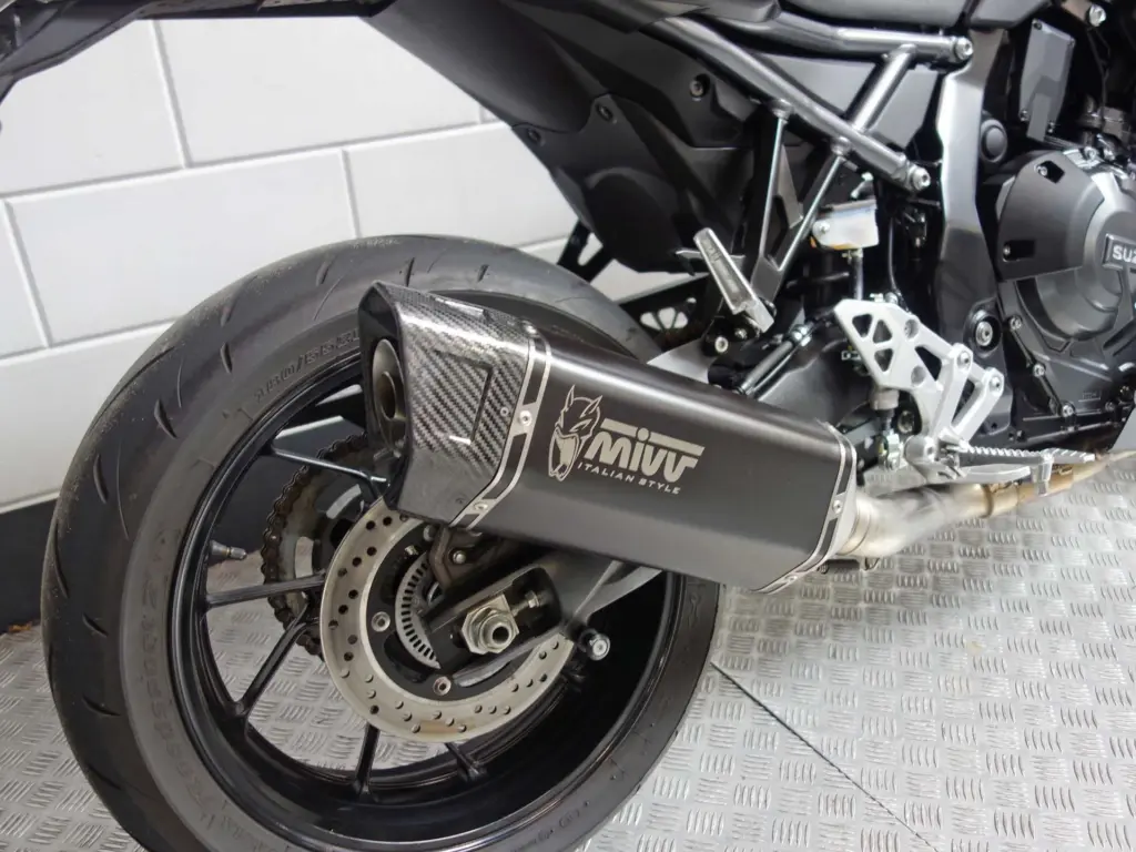 Gebruikte Suzuki GSX naked bike met 776cc motor uit 2023 bij NIWA Motoren