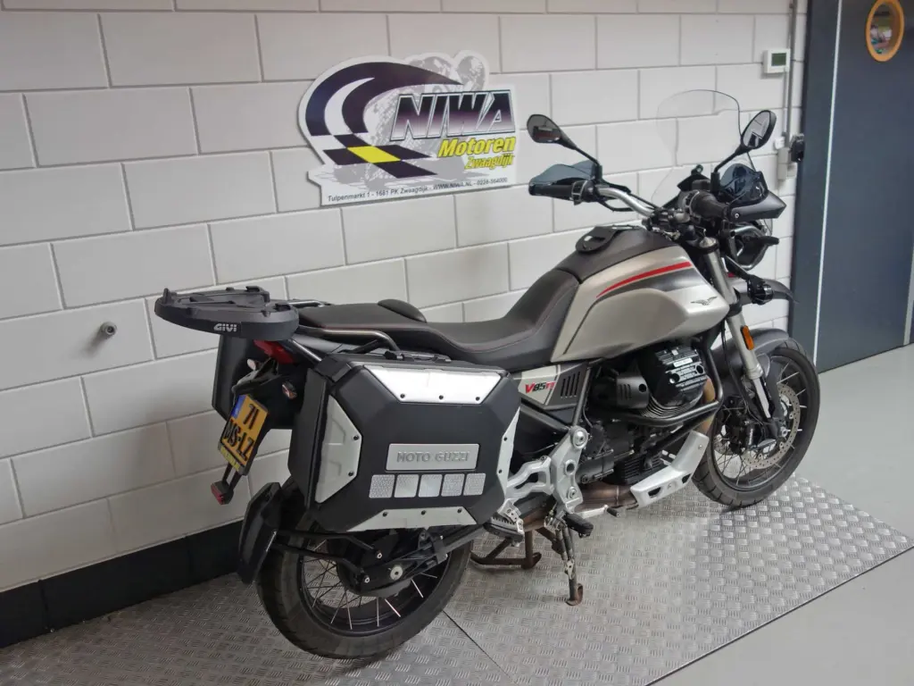 Gebruikte Moto Guzzi V85 tour met 853cc motor uit 2023 bij NIWA Motoren