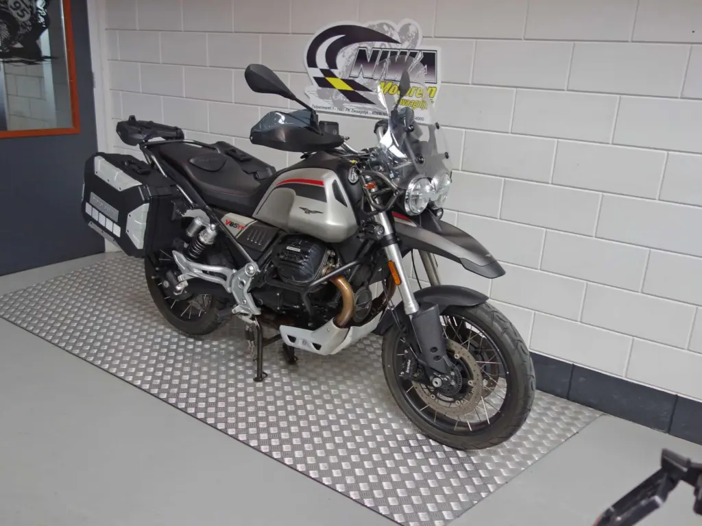 Gebruikte Moto Guzzi V85 tour met 853cc motor uit 2023 bij NIWA Motoren
