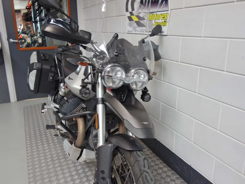 Gebruikte Moto Guzzi V85 tour met 853cc motor uit 2023 bij NIWA Motoren