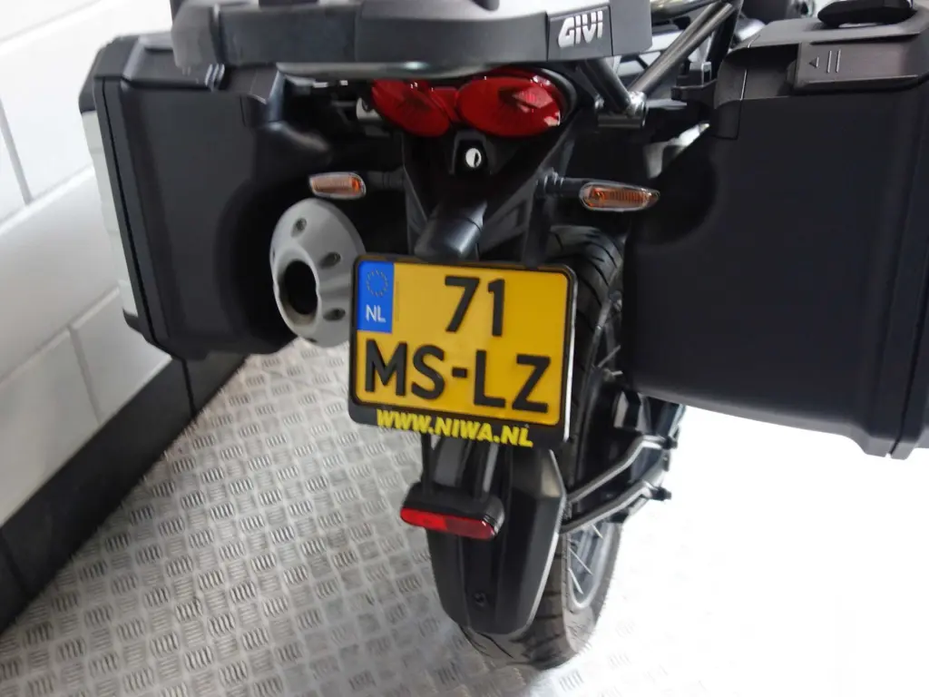 Gebruikte Moto Guzzi V85 tour met 853cc motor uit 2023 bij NIWA Motoren