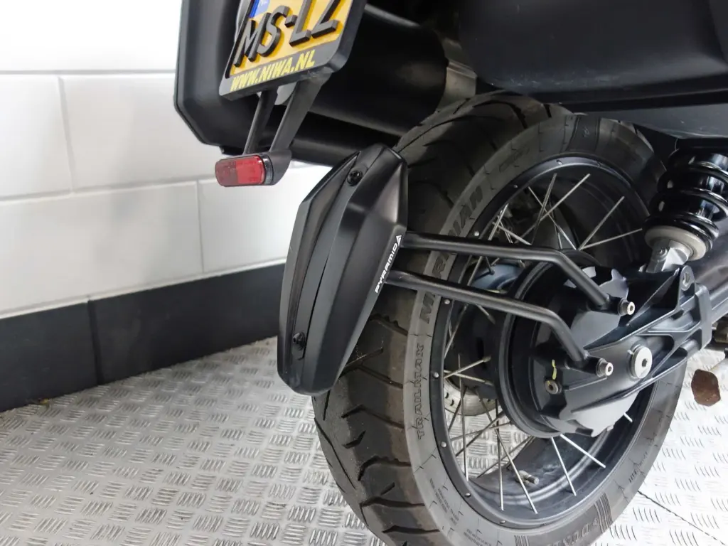Gebruikte Moto Guzzi V85 tour met 853cc motor uit 2023 bij NIWA Motoren