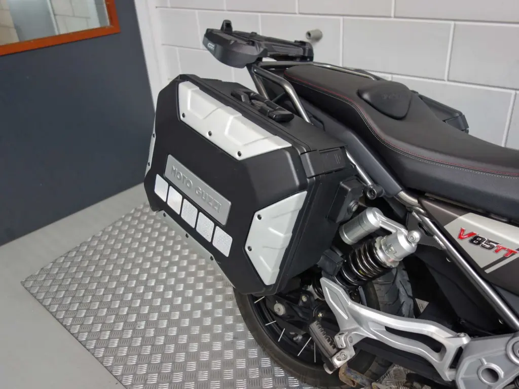 Gebruikte Moto Guzzi V85 tour met 853cc motor uit 2023 bij NIWA Motoren