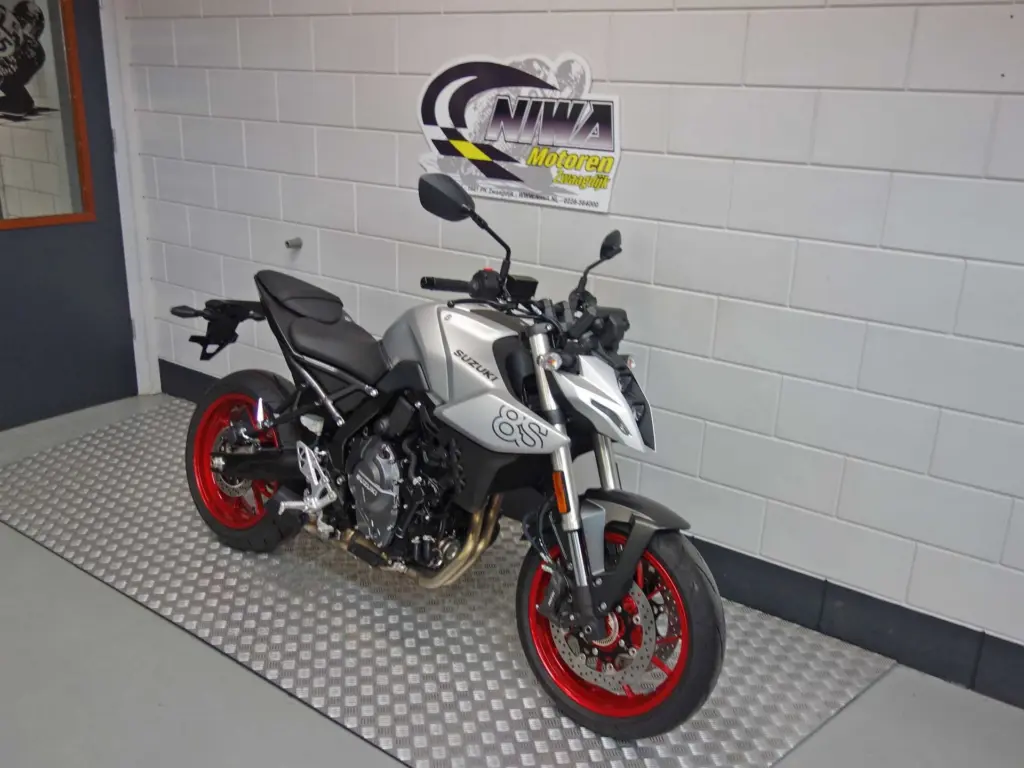 Gebruikte Suzuki GSX naked bike met 776cc motor uit 2025 bij NIWA Motoren