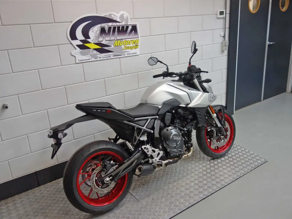 Gebruikte Suzuki GSX naked bike met 776cc motor uit 2025 bij NIWA Motoren