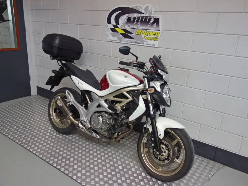 Gebruikte Suzuki naked bike met 645cc motor uit 2009 bij NIWA Motoren