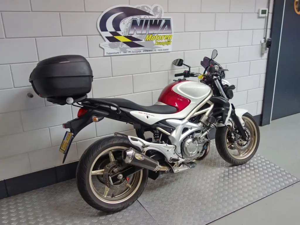 Gebruikte Suzuki naked bike met 645cc motor uit 2009 bij NIWA Motoren