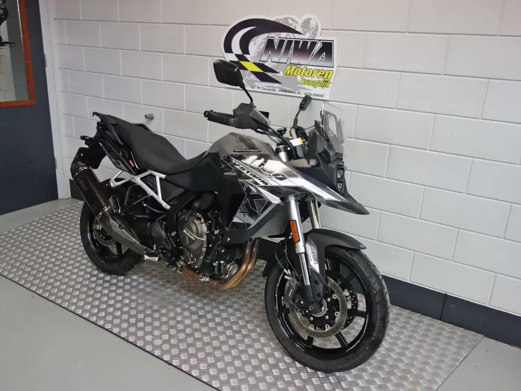 Gebruikte Suzuki V-Strom tour met 776cc motor uit 2025 bij NIWA Motoren