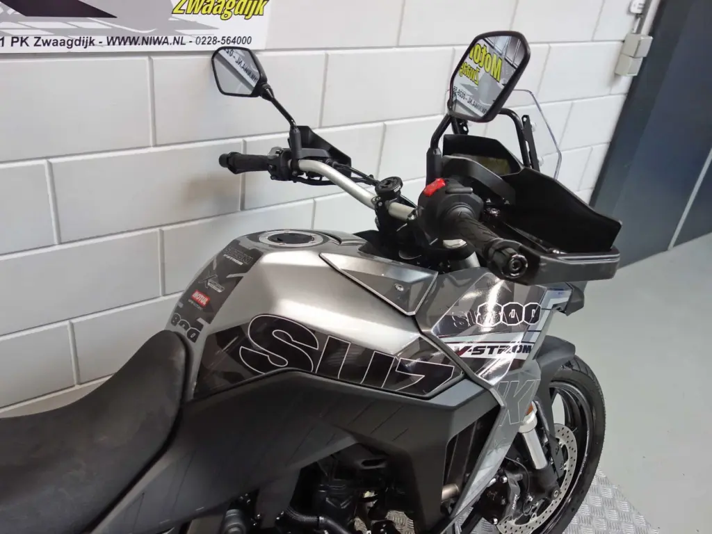 Gebruikte Suzuki V-Strom tour met 776cc motor uit 2025 bij NIWA Motoren
