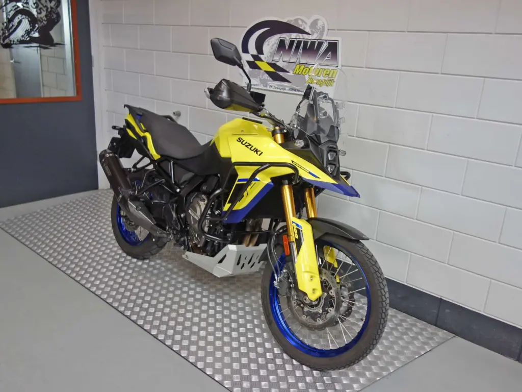 Gebruikte Suzuki V-Strom tour met 776cc motor uit 2025 bij NIWA Motoren