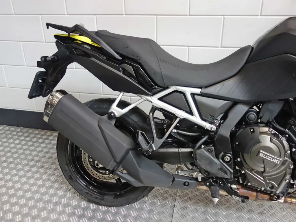 Gebruikte Suzuki V-Strom tour met 776cc motor uit 2025 bij NIWA Motoren
