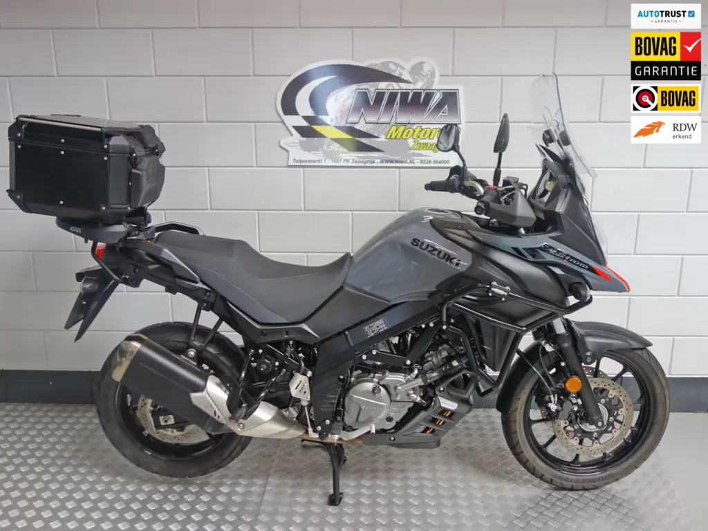Gebruikte Suzuki V-Strom tour met 645cc motor uit 2025 bij NIWA Motoren