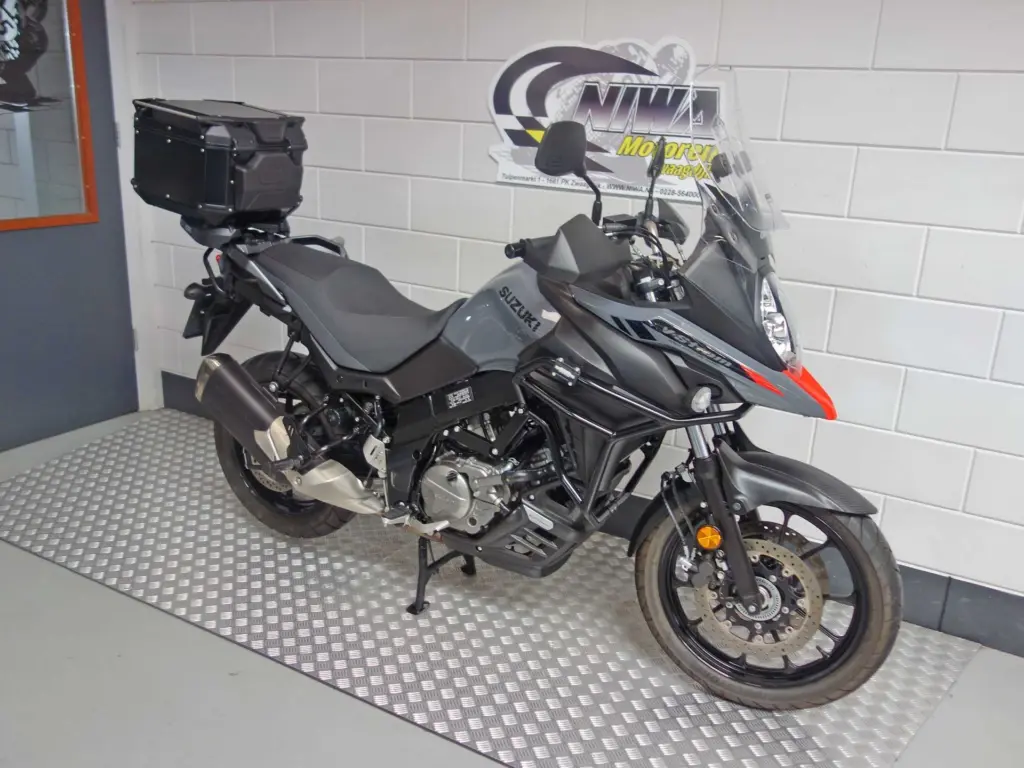 Gebruikte Suzuki V-Strom tour met 645cc motor uit 2025 bij NIWA Motoren
