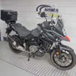 Gebruikte Suzuki V-Strom tour met 645cc motor uit 2025 bij NIWA Motoren