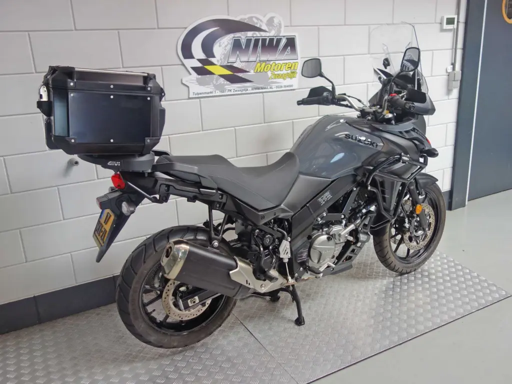 Gebruikte Suzuki V-Strom tour met 645cc motor uit 2025 bij NIWA Motoren