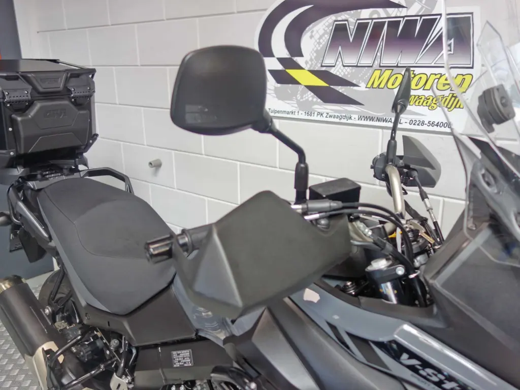Gebruikte Suzuki V-Strom tour met 645cc motor uit 2025 bij NIWA Motoren